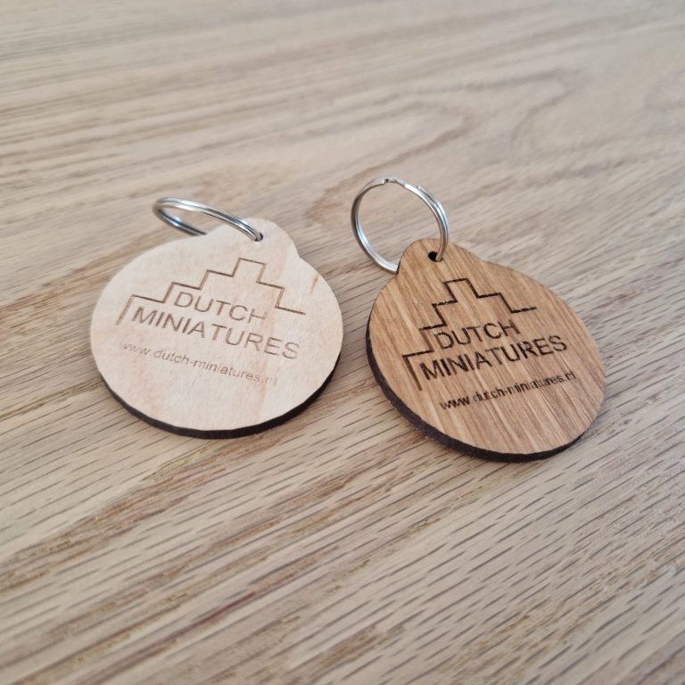 Sleutelhangers bedrijf, met logo. Houtsoort eiken en essen.